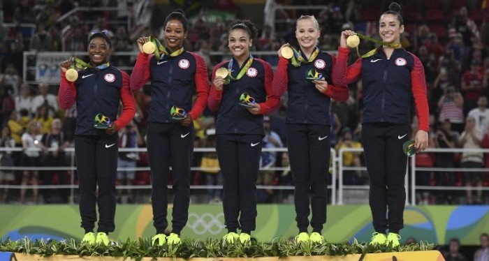 Gimnastas estadounidenses lucen sus tonificados cuerpos en playas de Rio de Janeiro