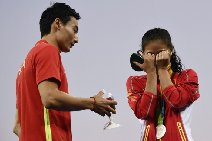 Así fue la emotiva propuesta de matrimonio que recibió atleta china tras ganar la Plata