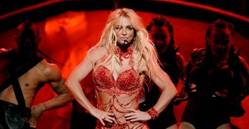 Britney Spears se luce con elegante topless a días del lanzamiento de su nuevo disco