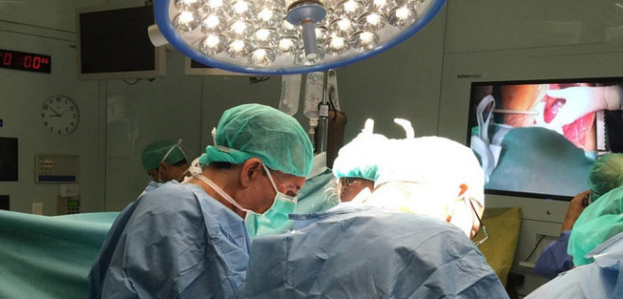 Mujer se querella contra cirujano que la habría desfigurado en Concepción