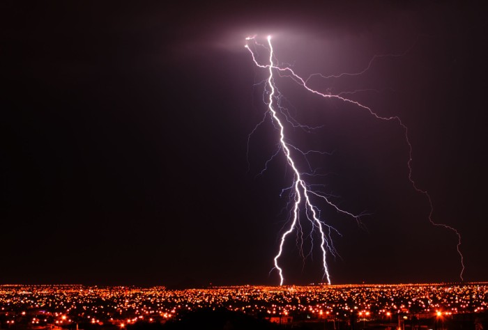 Salvó de milagro: joven casi graba su propia muerte cuando un rayo le cayó a centímetros