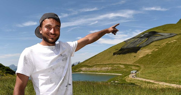 Artista logra la pintura sobre césped más grande del mundo: el resultado es impresionante