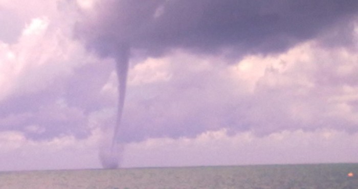 Tromba marina movilizó a personal de emergencias en sector costero de Valdivia