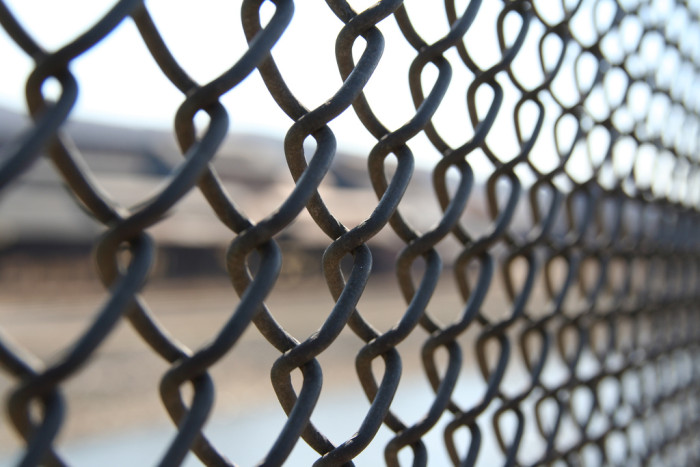 Niña fue atada por el cuello a una cerca: vecino la encontró tras escuchar su llanto