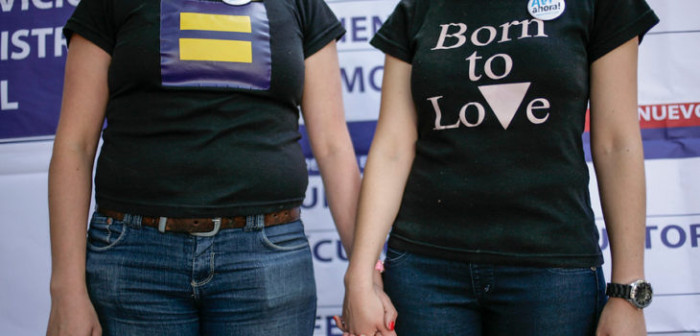 Pareja lésbica denuncia discriminación en tienda de Costanera Center