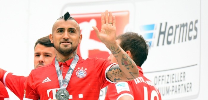 Arturo Vidal enseñó dotes de actor en comercial para lujosa marca de autos