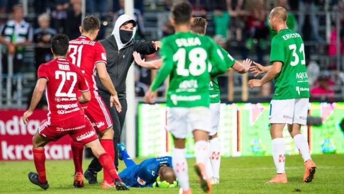 Hincha invadió la cancha y agredió violentamente al portero: todo por una apuesta