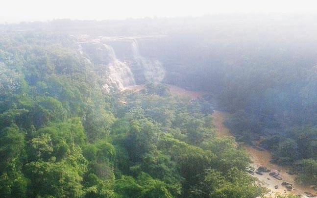 Joven muere tras tomarse riesgosa selfie al borde de una cascada