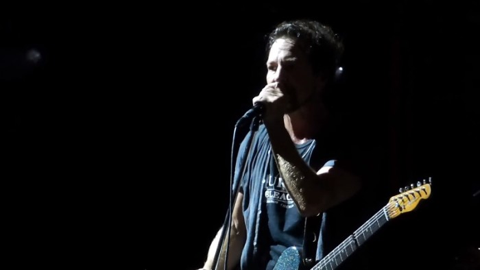 Líder de Pearl Jam frenó concierto para detener agresión de fanático a una mujer