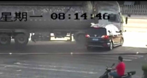 La milagrosa 'salvada' de pareja que fue aplastada por camión de cemento en China