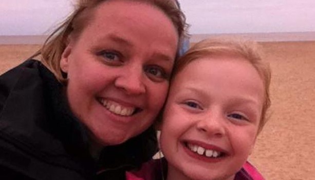 Mujer se fue a dormir y despertó al otro día con extraño síndrome que afecta su rostro