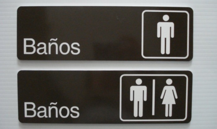 'No nos importa': el cartel de un baño canadiense que sorprendió en redes sociales