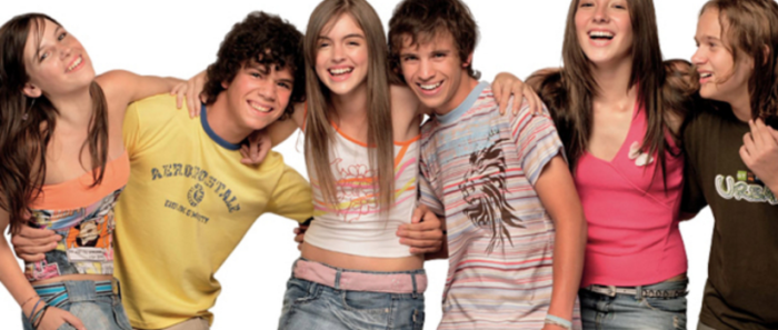 Ex Karkú sorprende con look hipster a 6 años del fin de la serie: ahora integra 'boyband'