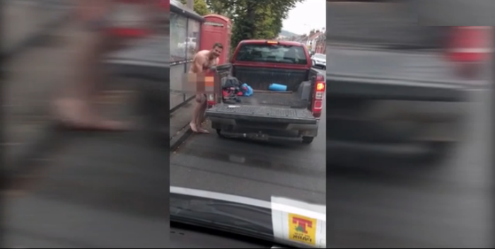 Esa sí es manera de ayudar: hombre se desnuda y hace flexiones sobre camioneta por caridad