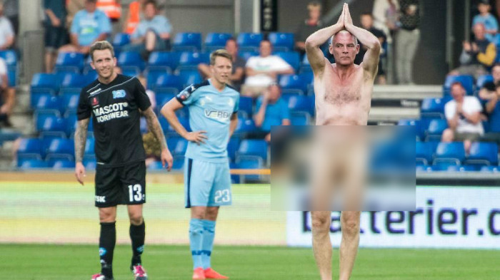 Escandaloso: ex campeón de Europa Lars Elstrup hizo yoga desnudo en pleno partido
