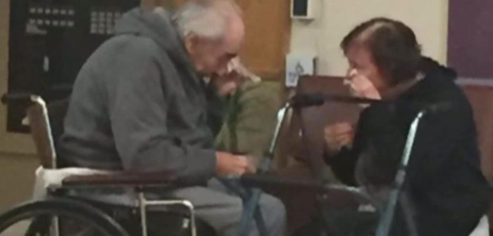 Foto de una pareja de ancianos despidiéndose ha conmovido a miles de cibernautas