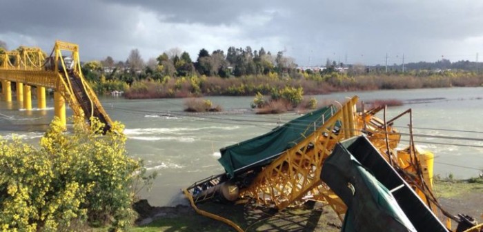 Vagones de tren de carga cayeron a río luego de que colapsara puente en Pitrufquén