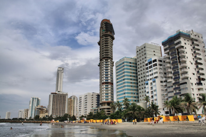 Para no ser violada: adolescente se lanza de un piso 26 y sobrevive