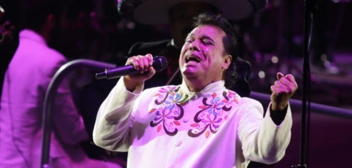 Orfeón de Carabineros sorprendió a transeúntes interpretando canciones de Juan Gabriel