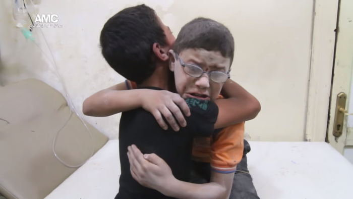 El desconsolado llanto de dos niños sirios tras enterarse de la muerte de su hermano