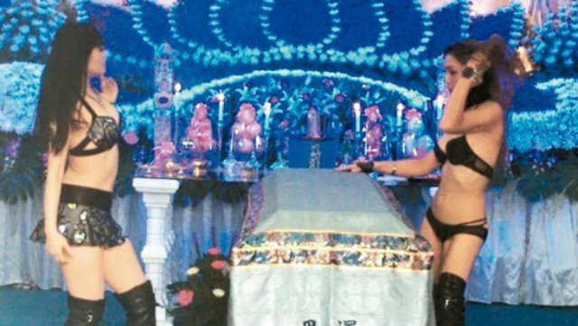 Chino pidió bailarinas exóticas en su funeral: mostraron sus 'talentos' con el ataúd