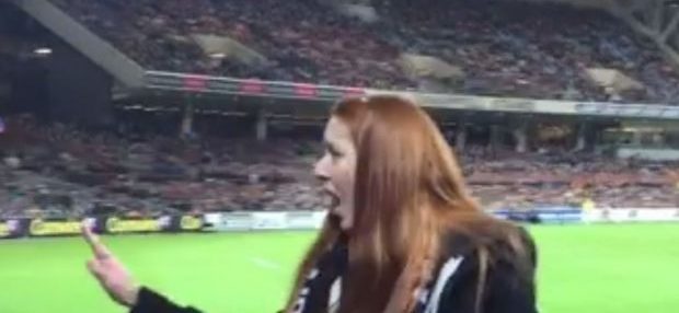 Mujer que tiró un plátano a jugador aborigen en Australia fue sancionada de por vida