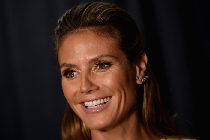 Heidi Klum se lució con llamativo vestido en la entrega de premios Emmys 2016