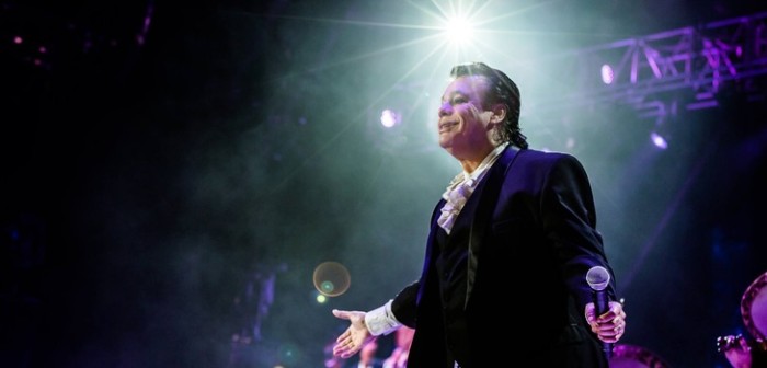 Miles de mexicanos despiden por última vez al ídolo Juan Gabriel