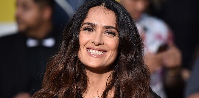 Salma Hayek luce en bikini su estupenda figura a los 50 años: se llenó de piropos