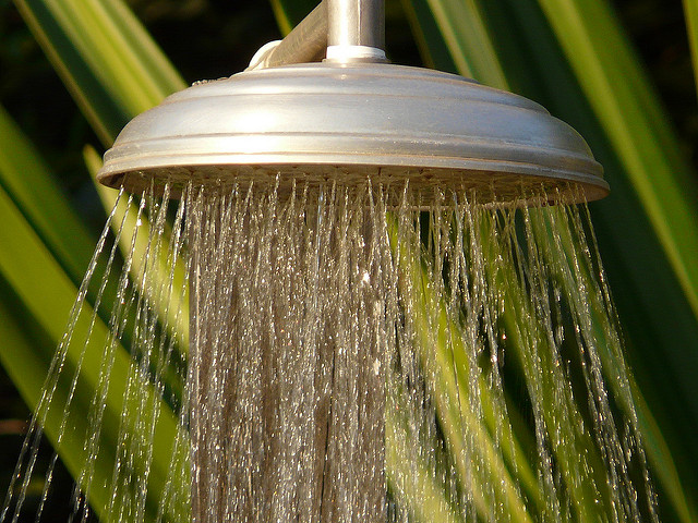 Las razones por las que debes eliminar tu esponja exfoliante de la ducha