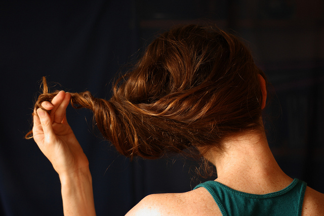 Mujer asegura que perdió todo su cabello debido a su 