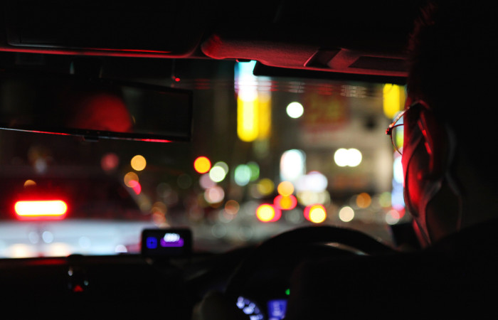 La violenta reacción de un pasajero con taxista por cobro extra: se fue sin pagar