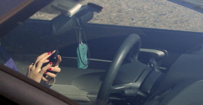 Por ir viendo su celular: mujer atropelló a niños que jugaban en un estacionamiento