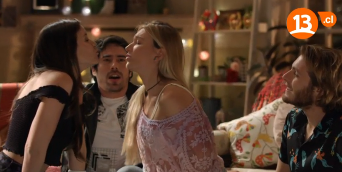 Juego de la botella y beso lésbico en 