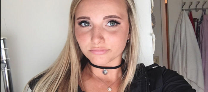 Joven encontró asquerosa sorpresa en sus papas fritas tras aplicar pimienta