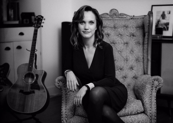 El romántico beso de Fernanda Hansen que coronó celebración de sus 37 años