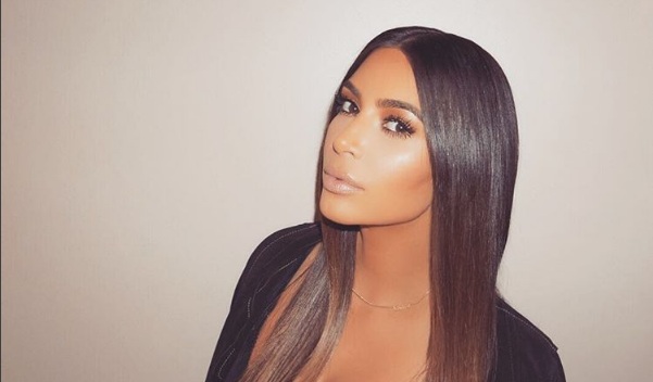 Kim Kardashian se pasea en la vía pública sin sostén y polera transparente