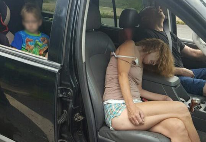La verdad tras la foto que mostró a niño junto a pareja con sobredosis de heroína