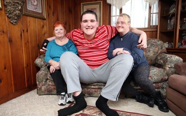 Este es el adolescente más alto del mundo: tiene sólo 19 años y mide 2.30 centímetros