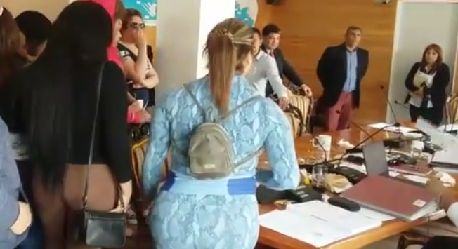 Trabajadoras sexuales transexuales insultaron y lanzaron tazas a concejales de Iquique
