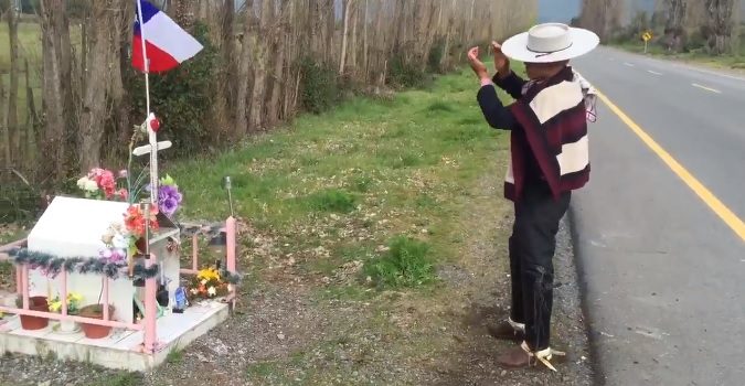 Joven baila emotiva cueca en animita de su madre: llama a manejar sin alcohol este '18'