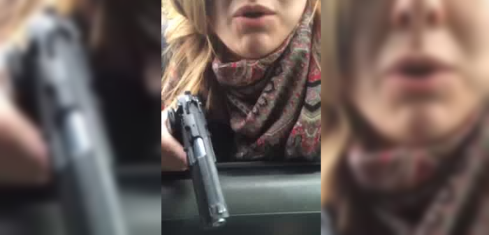 Video muestra momento en que una PDI amenaza con arma a conductor que le dio un “topón”