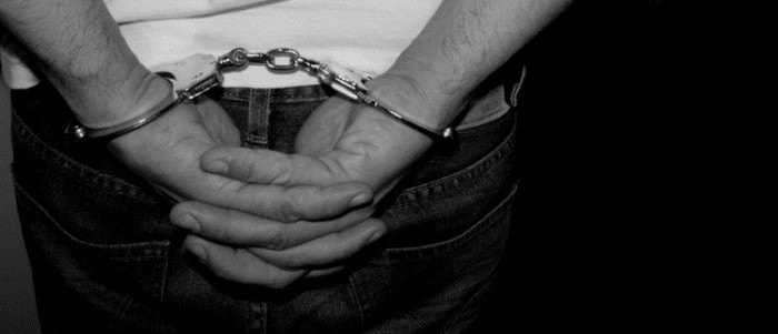 100 años de cárcel para hombre que asesinó a su hijastra ahogándola en una piscina