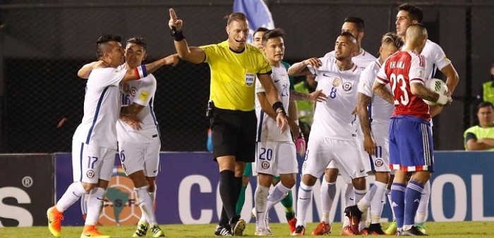 Informe confirmaría ofensas de Gary Medel al árbitro argentino en el duelo ante Paraguay