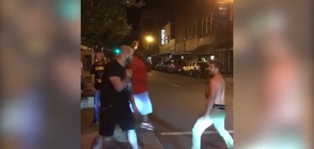 Este joven eligió al rival equivocado: ebrio terminó tumbado tras un sólo golpe 'letal'