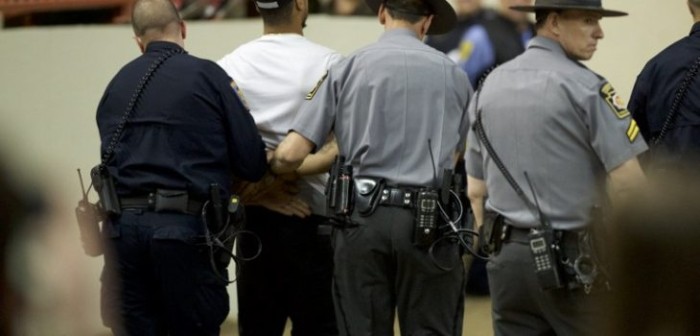 Grupo de jóvenes pasearon un cadáver en auto disfrazado con lentes y un sombrero en EEUU
