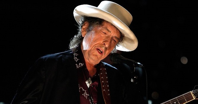 Bob Dylan se convirtió en el primer músico en recibir premio Nobel de Literatura