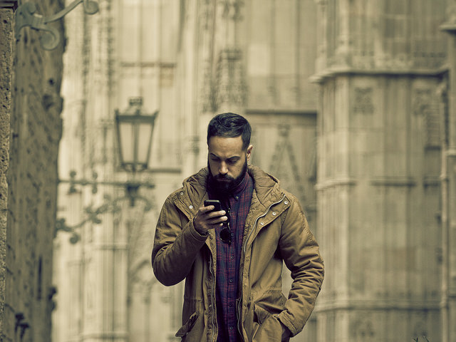 La original e inesperada respuesta a joven que le pidió foto sin ropa ¡Se quedó callado!