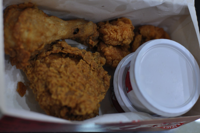 Niño se encontró con asquerosa sorpresa en su pollo frito: terminó en el hospital