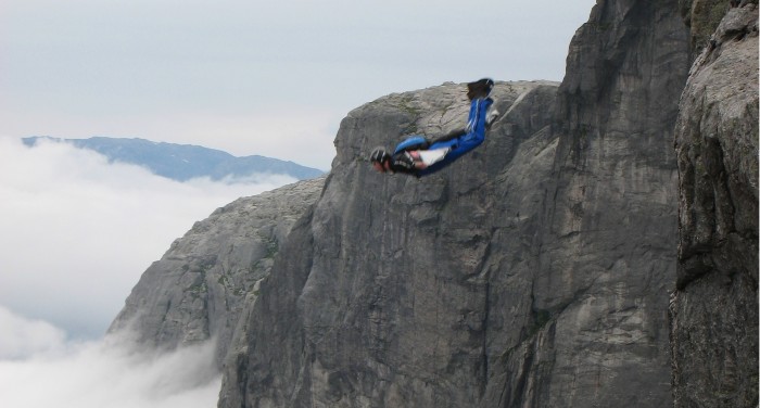 Osado 'hombre pájaro' muere tras estrellarse en los Alpes franceses